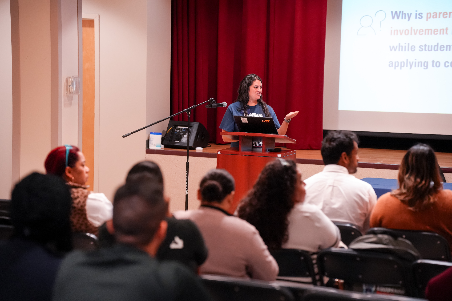 Presenter leading the Equipando Padres parent academy session